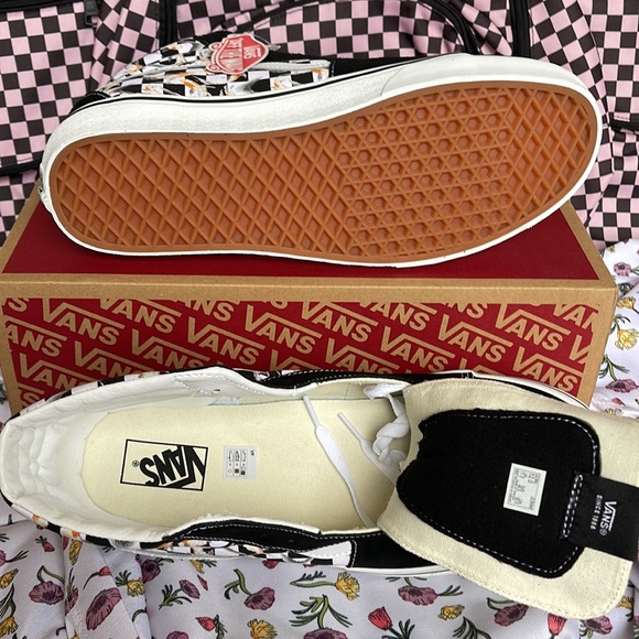 Vans Men’s Sk8-Hi
Checkerboard Koi/Black
VN0A7Q5NVG3
Sneakers - Picture 4 of 16